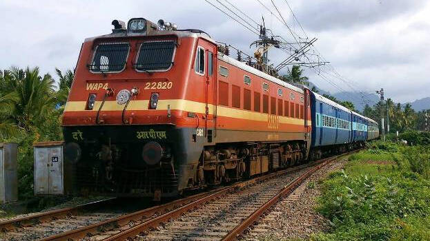  തീ പിടിച്ചെന്ന ഭീതിയിൽ യാത്രക്കാർ ജനശതാബ്ദി എക്സ്പ്രസ് ട്രെയിൻ ചെയിൻ വലിച്ചു നിർത്തിച്ചു