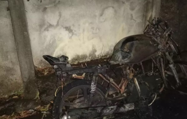  കോഴിക്കോട് ബൈക്ക് ഇലക്ട്രിക് പോസ്റ്റിൽ ഇടിച്ച് കത്തി; 2 യുവാക്കൾ മരിച്ചു