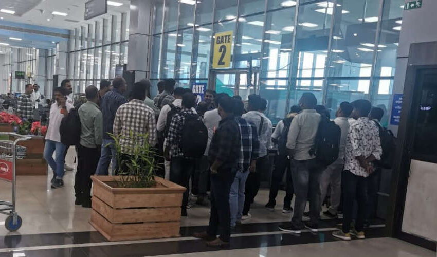  കരിപ്പൂരിൽ നിന്ന് പുറപ്പെടേണ്ട എയർ ഇന്ത്യ എക്സ്പ്രസ്സ് വിമാനങ്ങൾ വൈകുന്നു; പ്രതിഷേധവുമായി യാത്രക്കാർ