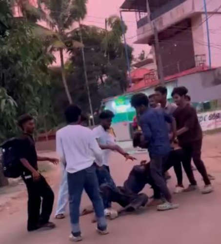  ഹെല്‍മറ്റിനെ ചൊല്ലിയുള്ള തര്‍ക്കം; യുവാക്കളെ വളഞ്ഞിട്ട് തല്ലി