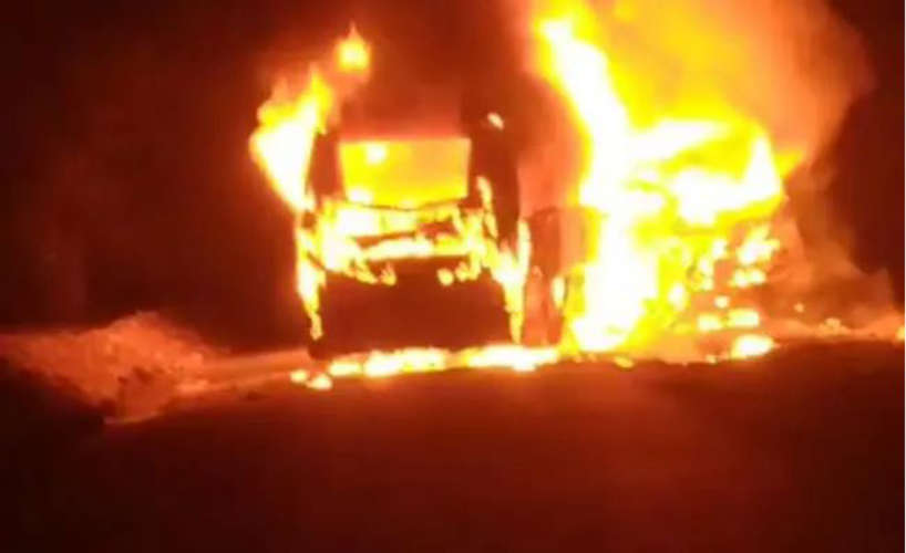  ടിപ്പറുമായി കൂട്ടിയിച്ച് ബസിന് തീപിടിച്ചു; ആറ് മരണം