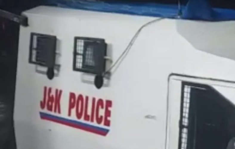  കശ്മീരില്‍ വീണ്ടും ആക്രമണം; മുന്‍ ഗ്രാമമുഖ്യന്‍ കൊല്ലപ്പെട്ടു, രാജസ്ഥാനില്‍ നിന്നുള്ള ദമ്പതികള്‍ക്ക് പരുക്ക്