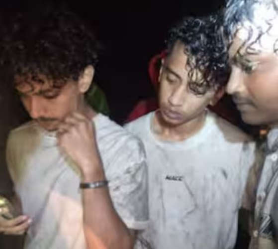  കാട്ടിമലയിൽ കുടുങ്ങിയ മലപ്പുറം സ്വദേശികളായ യുവാക്കളെ രക്ഷിച്ചു