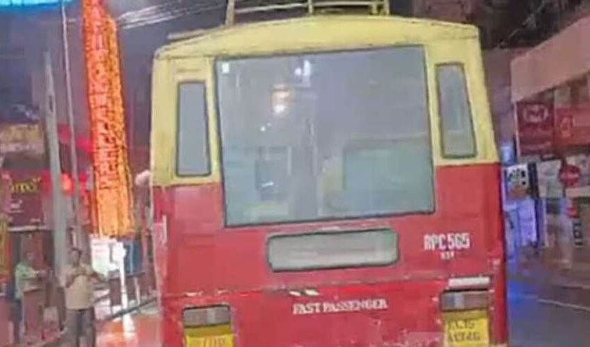  കെഎസ്ആര്‍ടിസി ബസ് നടുറോഡില്‍ നിര്‍ത്തി ഭക്ഷണം കഴിക്കാന്‍ പോയി ; ഡ്രൈവര്‍ക്കെതിരേ പരാതി