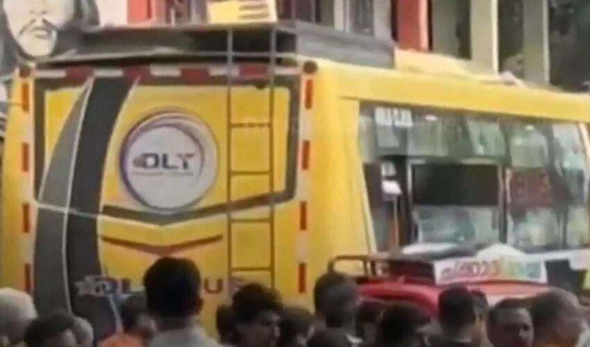  കോഴിക്കോട് നിയന്ത്രണം വിട്ട ബസ് കടയിലേക്ക് ഇടിച്ചുകയറി
