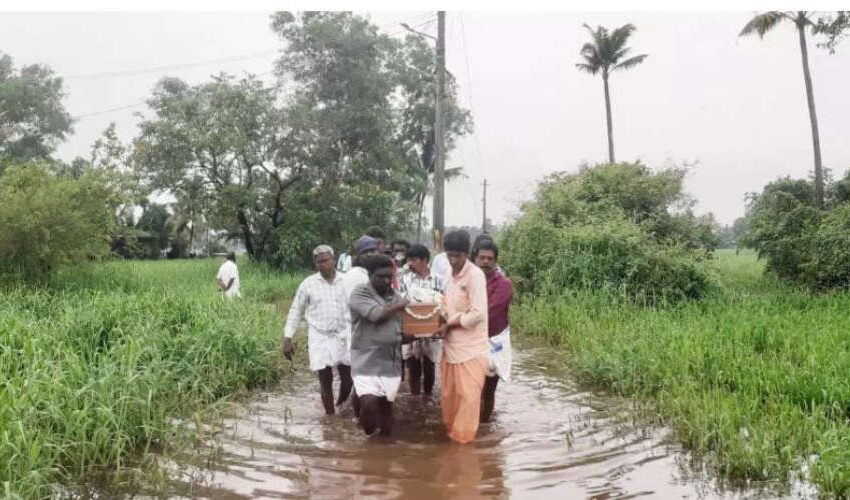  തിരുവല്ലയിൽ വെള്ളക്കെട്ടിലൂടെ മൃതദേഹവും വഹിച്ച് ബന്ധുക്കൾ