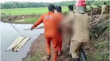  മണ്ണെടുത്ത കുഴിയിൽ കൂട്ടുകാരുമൊത്ത് കുളിക്കാനിറങ്ങി; 14 കാരന് ദാരുണാന്ത്യം
