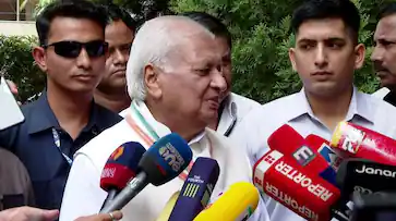  മുഖ്യമന്ത്രിയുടെ വിദേശയാത്ര : വിവരമറിയിച്ചതിന് മാധ്യമങ്ങൾക്ക് നന്ദി ; ഗവർണർ ആരിഫ് മുഹമ്മദ് ഖാൻ
