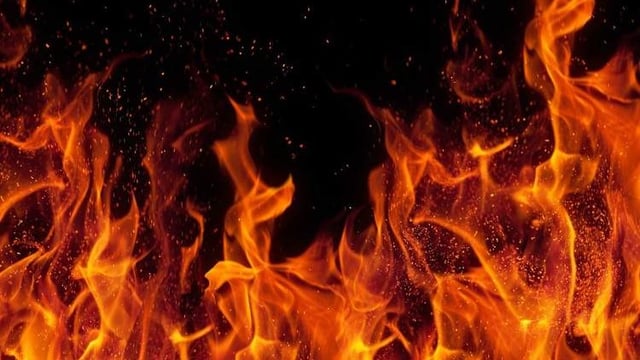  പുൽക്കാടിന് തീപിടിച്ചു, കത്തിക്കരിഞ്ഞ നിലയിൽ പുരുഷന്റെ മൃതദേഹം