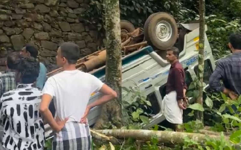  സ്‌കൂള്‍ബസ് അപകടത്തില്‍ പെട്ടു; 12 വിദ്യാര്‍ഥികള്‍ക്ക് പരുക്ക്