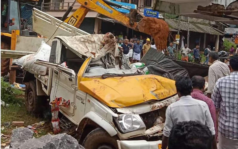  കൂടരഞ്ഞിയില്‍ പിക്കപ്പ് വാന്‍ കടയിലേക്ക് ഇടിച്ചുകയറി രണ്ട് മരണം