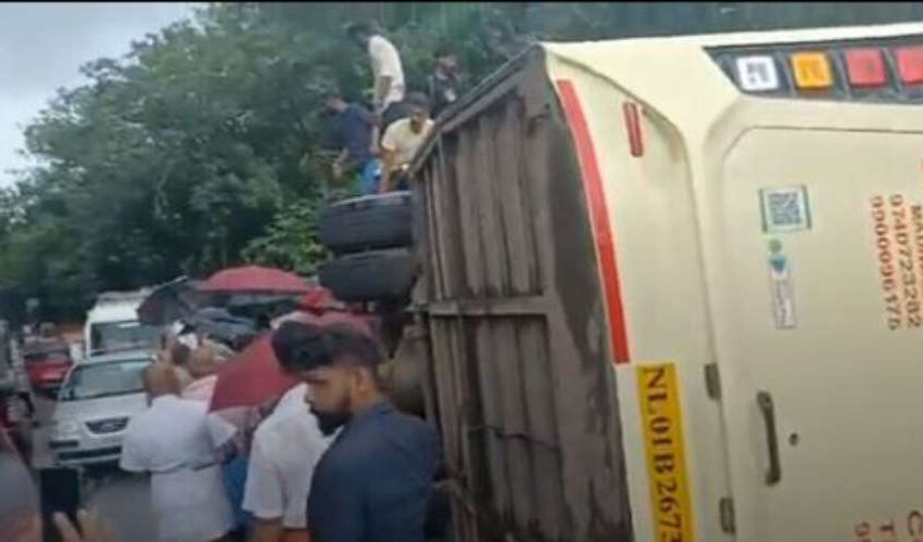  ടൂറിസ്റ്റ് ബസ് മറിഞ്ഞ് 18 പേര്‍ക്ക് പരുക്ക്, 3 പേരുടെ നില ഗുരുതരം