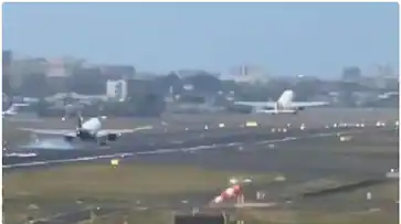  ഒരേ റൺവേയിൽ 2 വിമാനം; സെക്കൻഡുകൾ വ്യത്യാസത്തിൽ , തലനാരിഴയ്ക്ക് ഒഴിവായത് വൻ അപകടം