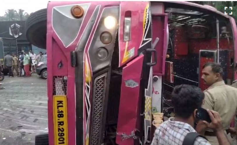 കോരപ്പുഴ പാലത്തിന് സമീപം സ്വകാര്യ ബസ് മറിഞ്ഞു; നിരവധി പേര്‍ക്ക് പരുക്ക്