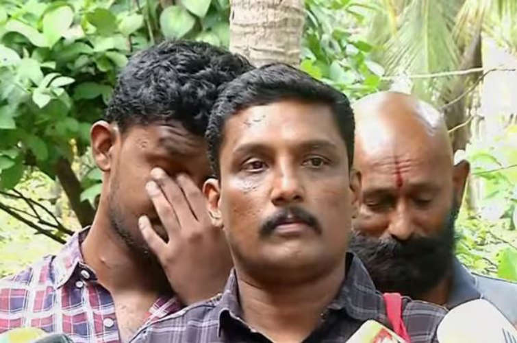  അമ്മയ്‌ക്കൊപ്പം പരാതിക്കാരന്റെ വീടിന് മുന്നില്‍ സമരവുമായി പ്രമോദ് കോട്ടൂളി