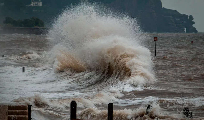  വള്ളം മറിഞ്ഞ് മത്സ്യത്തൊഴിലാളി മരിച്ചു; മൂന്ന് പേർ നീന്തി രക്ഷപ്പെട്ടു