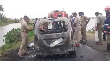  തിരുവല്ല വേങ്ങലിൽ കാറിന് തീപിടിച്ചു; കണ്ടെത്തിയത് കത്തിക്കരിഞ്ഞ നിലയിൽ 2 മൃതദേഹങ്ങൾ