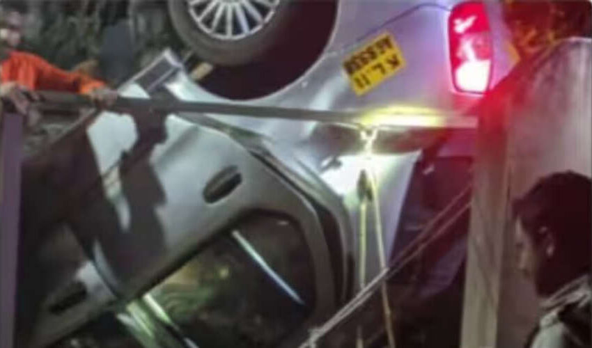  ചേവായൂരിൽ നിയന്ത്രണംവിട്ട കാർ മതിലിൽ ഇടിച്ച് കിണറ്റിലേക്ക് മറിഞ്ഞു