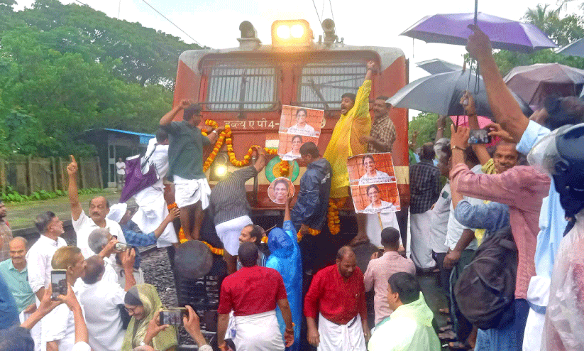  ഷൊ​ർ​ണൂ​ർ-​ക​ണ്ണൂ​ർ സ്പെ​ഷ​ൽ ട്രെ​യി​നി​ന് പ​യ്യോ​ളി​യി​ൽ ഉ​ജ്ജ്വ​ല വ​ര​വേ​ൽ​പ്