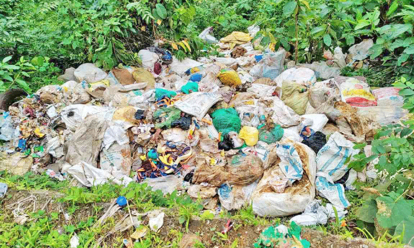  റോഡരികിൽ മാലിന്യം തള്ളിയ രണ്ടുപേർക്കെതിരെ കേസെടുത്തു