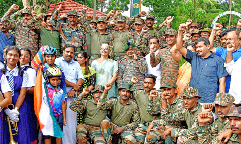  വ​യ​നാ​ട്ടി​ലെ ദു​ര​ന്ത ഭൂ​മി​യി​ലെ ദൗ​ത്യം പൂ​ർ​ത്തി​യാ​ക്കി തി​രി​ച്ചെ​ത്തി​യ സൈ​നി​ക​ർ​ക്ക് സ്വീകരണം നൽകി