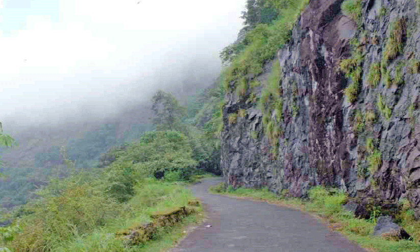  കക്കയം ഡാം സൈറ്റ് റോഡരികിലെ പാറക്കൂട്ടങ്ങൾ സഞ്ചാരികൾക്ക് ഭീഷണി