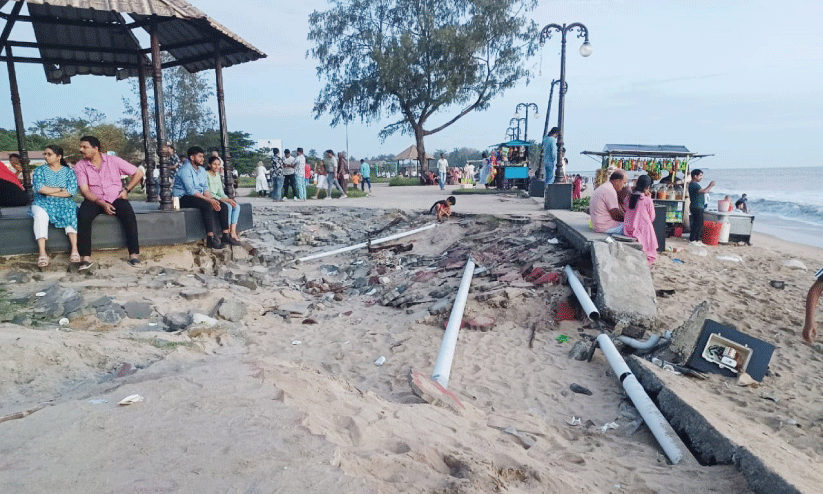  പാ​ർ​ക്കും ന​ട​പ്പാ​ത​ക​ളു​മെ​ല്ലാം തകർന്ന് ഭട്ട് റോഡ് ബീച്ച്