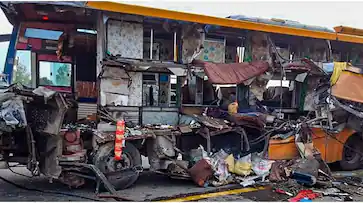  ഡബിൾ ഡെക്കർ ബസും കാറും കൂട്ടിയിടിച്ചു, 7 പേർക്ക് ദാരുണാന്ത്യം, നിരവധി പേർ ആശുപത്രിയിൽ