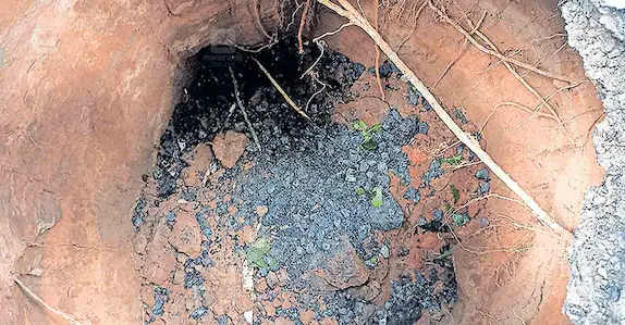  നടുറോഡിൽ വൻ കുഴി, 3 മീറ്ററോളം താഴ്ച