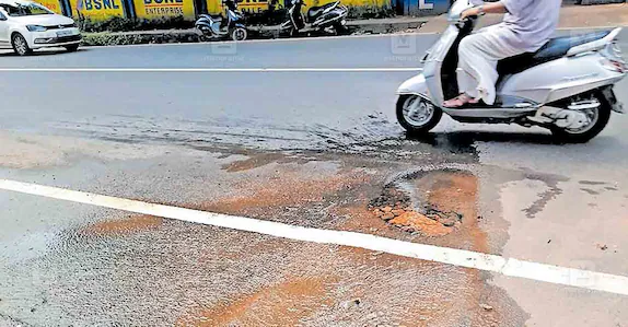  റോഡുകളിൽ കുഴികൾ രൂപപ്പെട്ട് അപകട ഭീഷണി