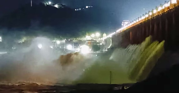  തുംഗഭദ്ര ഡാമിന്റെ ഗേറ്റ് തകര്‍ന്നു; 35,000 ക്യുസെക്‌സ് വെള്ളം പുറത്തേക്ക് ഒഴുകി