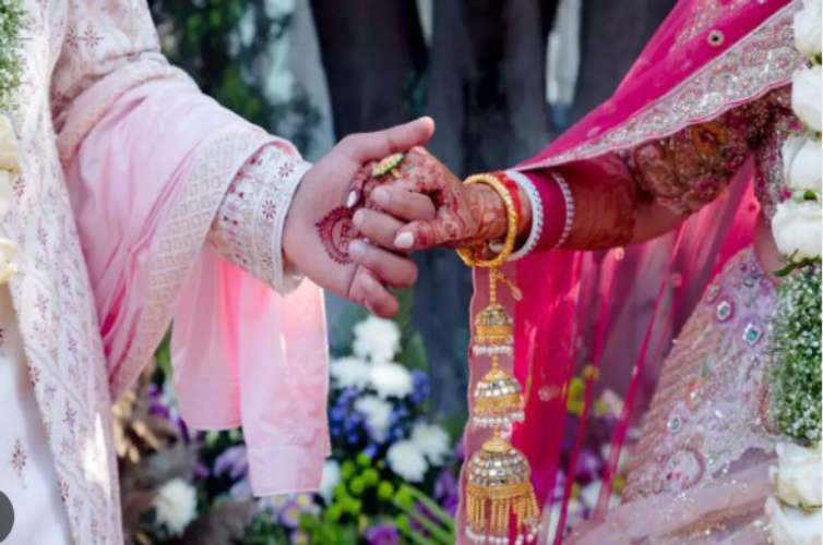  വധുവിന്റെ വീട്ടുകാര്‍ വന്ന ബസില്‍ പാട്ട് വെച്ചതിനെച്ചൊല്ലി തര്‍ക്കം; രണ്ട് പേര്‍ അറസ്റ്റില്‍