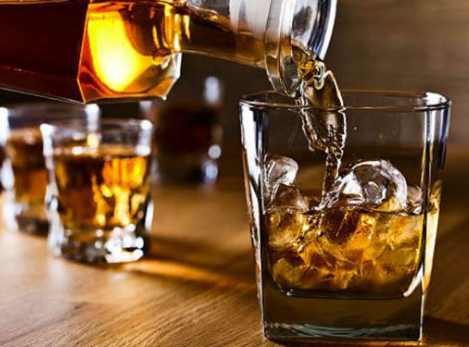  വീട്ടില്‍നിന്ന് മദ്യം മോഷ്ടിച്ച് കൂട്ടുകാര്‍ക്കൊപ്പം കുടിച്ച വിദ്യാര്‍ഥികള്‍ ബോധംകെട്ടു റോഡില്‍ കിടന്നു