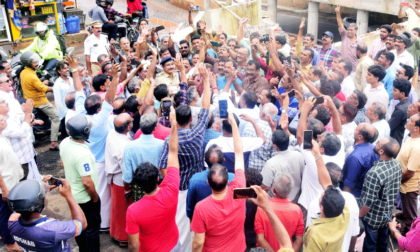  വേങ്ങേരി ജങ്ഷൻ മേൽപ്പാലം തുറന്നു: ആഘോഷമാക്കി ബസ്സുടമകളും നാട്ടുകാരും