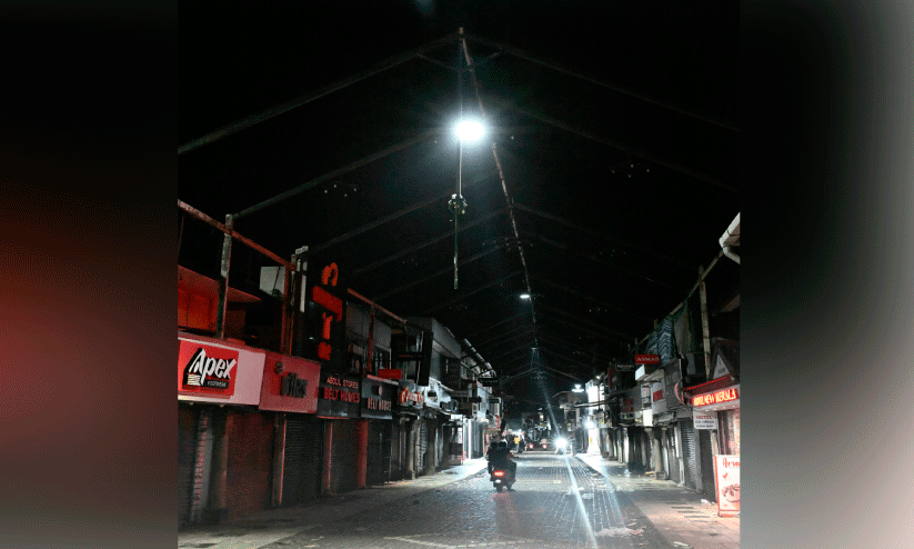  മി​ഠാ​യി​ത്തെ​രു​വ് വീണ്ടും പ്രകാശപൂരിതമാകും: 12 പുതിയ വിളക്കുകൾ സ്ഥാപിച്ചു