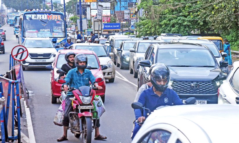  ഗതാഗതക്കുരുക്കിലമർന്ന് മെഡിക്കൽ കോളേജ് റോഡ്