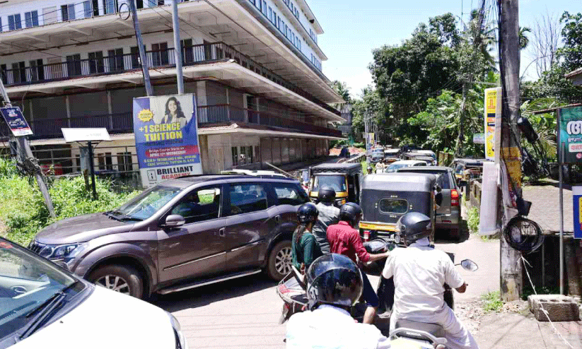  ഗ​താ​ഗ​ത​ക്കു​രു​ക്കി​ൽ വീ​ർ​പ്പു​മു​ട്ടി വ​ട​ക​ര ന​ഗ​രം