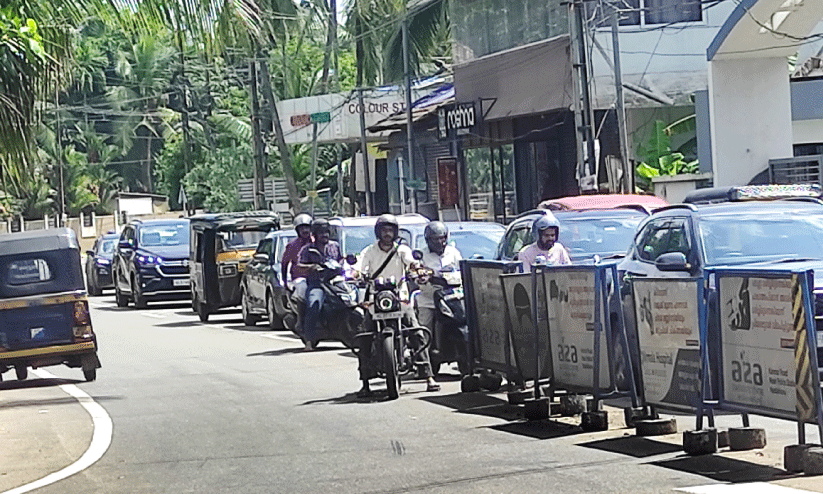  ഒ​രു​മ​ണി​ക്കൂ​ർ പ​രി​ശോ​ധ​ന​യി​ൽ 60ഓ​ളം ഡ്രൈ​വി​ങ് ലൈ​സ​ൻ​സു​ക​ൾ സ​സ്‍പെ​ൻ​ഡ് ചെ​യ്തു