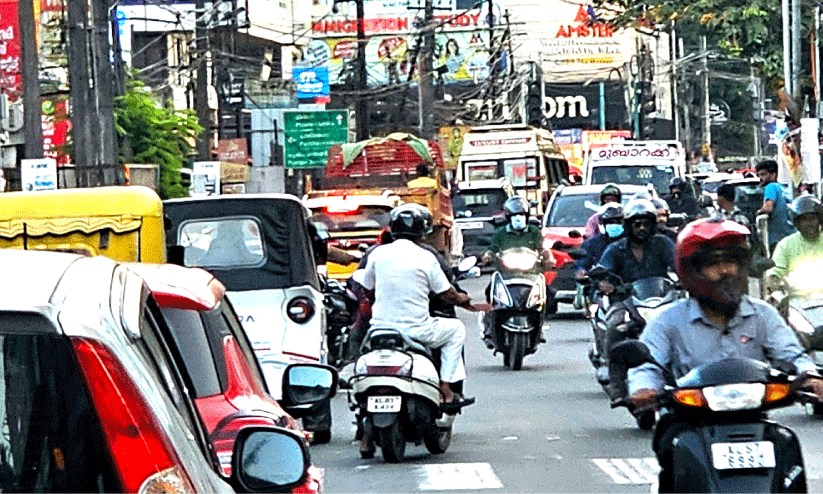  ഗതാഗതക്കുരുക്ക് മുറുകുന്നു