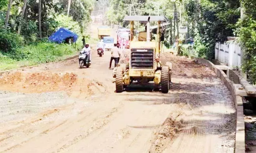  ദുരിതമായി തലയാട് മലയോര ഹൈവേ റോഡ്
