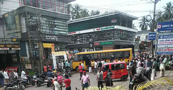  തിരുവമ്പാടിയിൽ സ്കൂൾ ബസ് അപകടത്തിൽപെട്ടു, 18 കുട്ടികൾക്ക് പരിക്ക്