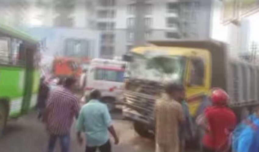 കാക്കനാട് ബസും ടോറസ് ലോറിയും കൂട്ടിയിടിച്ച് അപകടം; ബസ് യാത്രക്കാരി മരിച്ചു