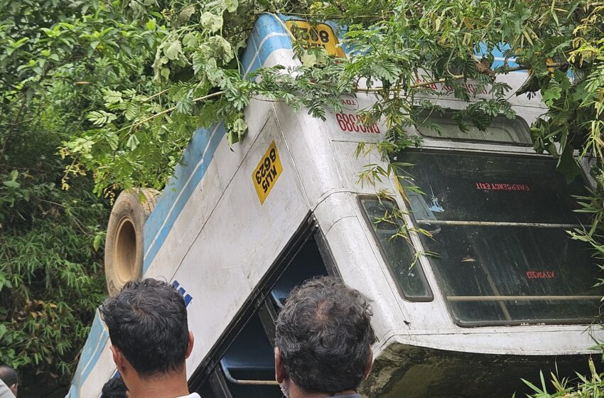  കോഴിക്കോട് കെഎസ്ആര്‍ടിസി ബസ് പുഴയിലേക്ക് മറിഞ്ഞു; 2 മരണം നിരവധി പേര്‍ക്ക് പരിക്ക്