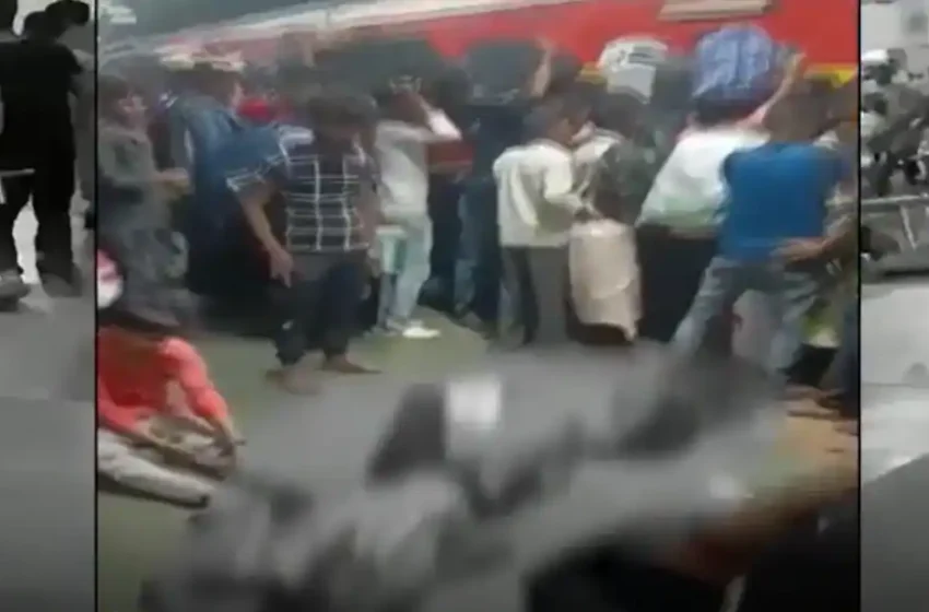  ദീപാവലിക്ക് തിരക്ക്; മുംബൈയിൽ ട്രെയിനിൽ കയറാനുള്ള കൂട്ടയിടിയിൽ ഒമ്പതോളം പേര്‍ക്ക് പരിക്ക്