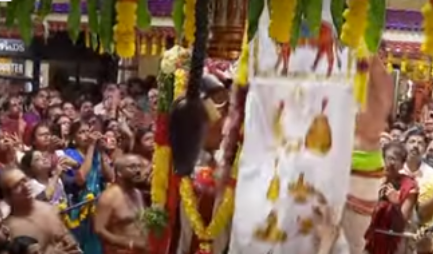  കല്‍പ്പാത്തി രഥോത്സവത്തിന് കൊടിയേറി; പങ്കെടുത്ത് പാലക്കാട്ടെ സ്ഥാനാര്‍ഥികള്‍