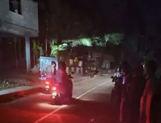  കോഴിക്കോട് കൊടുവള്ളിയിൽ കത്തികാട്ടി സ്കൂട്ടർ തടഞ്ഞ് രണ്ട് കിലോ സ്വർണം കവർന്നെന്ന് പരാതി