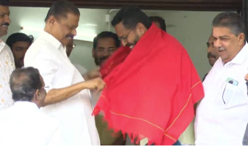  സരിന്‍ എ.കെ.ജി സെന്ററില്‍; ചുവന്ന ഷാള്‍ അണിയിച്ച് സ്വീകരിച്ച് എം.വി ഗോവിനന്ദൻ