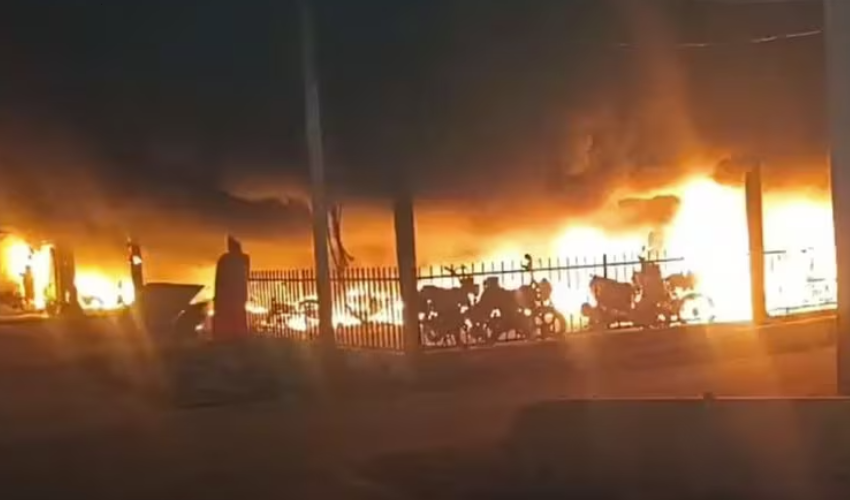  വാരണാസി റെയില്‍വേ സ്റ്റേഷനു സമീപം വന്‍ തീപിടിത്തം; 200 ബൈക്കുകള്‍ കത്തിനശിച്ചു