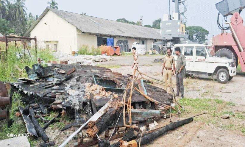 കത്തിനശിച്ച ബോട്ടിന്റെ അവശിഷ്ടങ്ങൾ കരയിലെത്തിച്ചു
