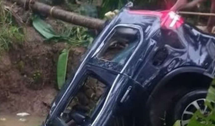  മരക്കൊമ്പ് പൊട്ടിവീണ് നിയന്ത്രണം വിട്ട കാര്‍ കുളത്തിലേക്ക് മറിഞ്ഞ് യുവാവ് മരിച്ചു